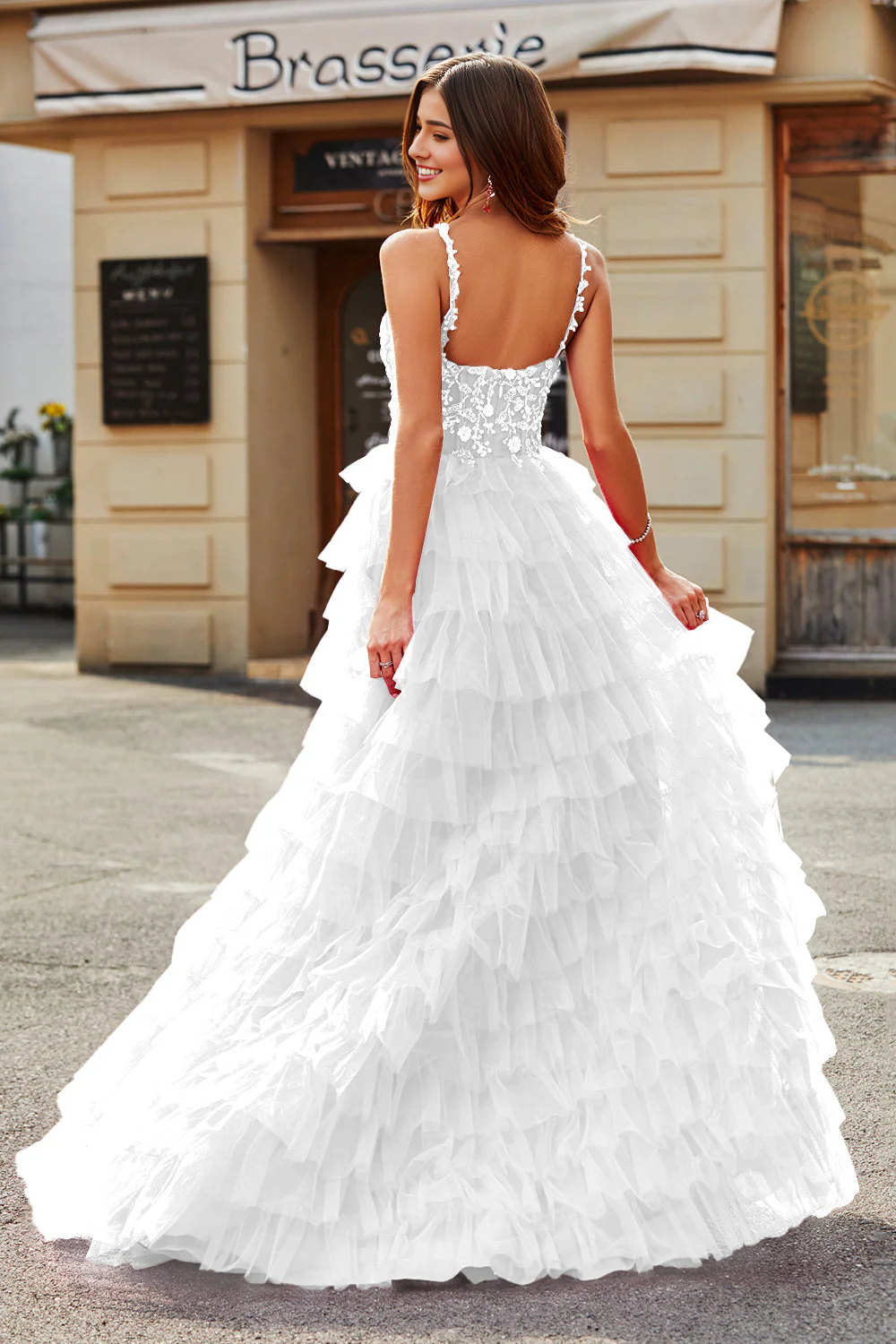 Robe de mariée trapèze à bretelles spaghetti et à volants avec fente
